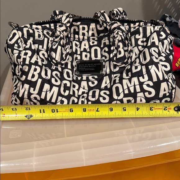 Marc Jacobs Monochrome Lettered Shoulder Bag - Picture 5 of 7